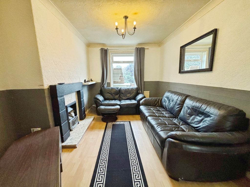 Property photo 3 of 16 Lounge