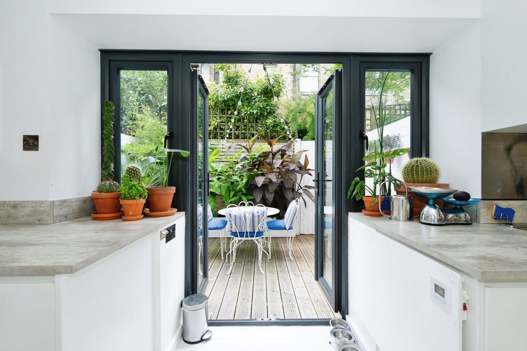 Property photo 3 of 14 Kitchen / Garden