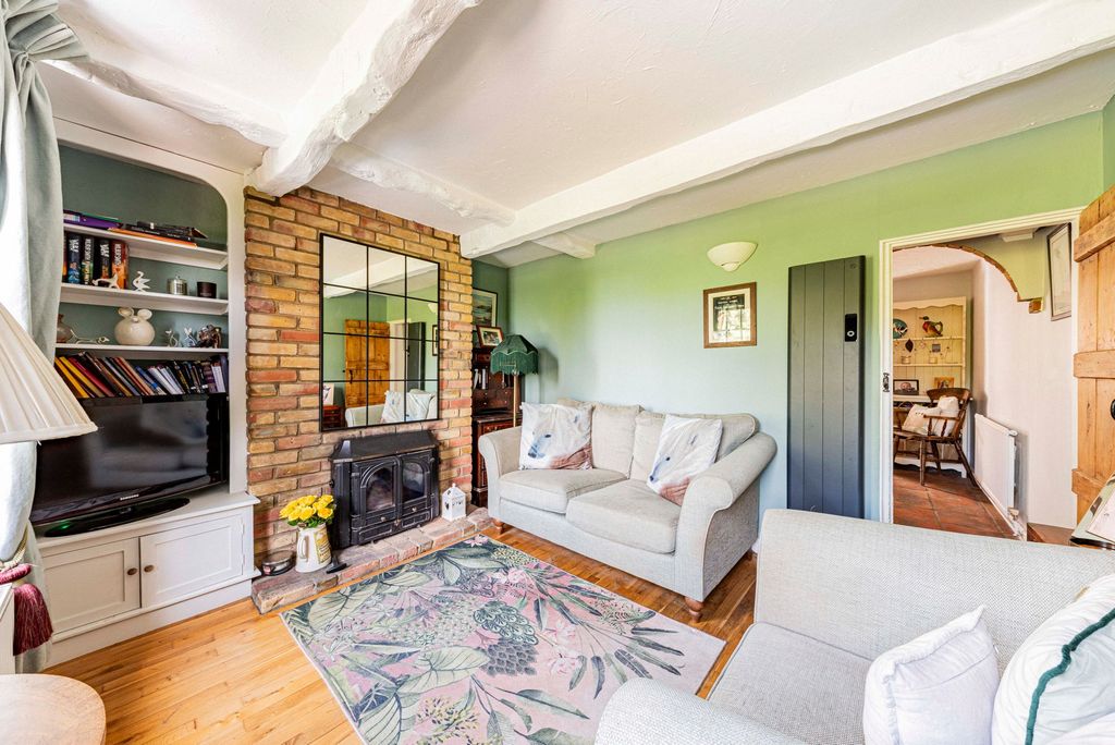 Property photo 2 of 28 Living Room (1)