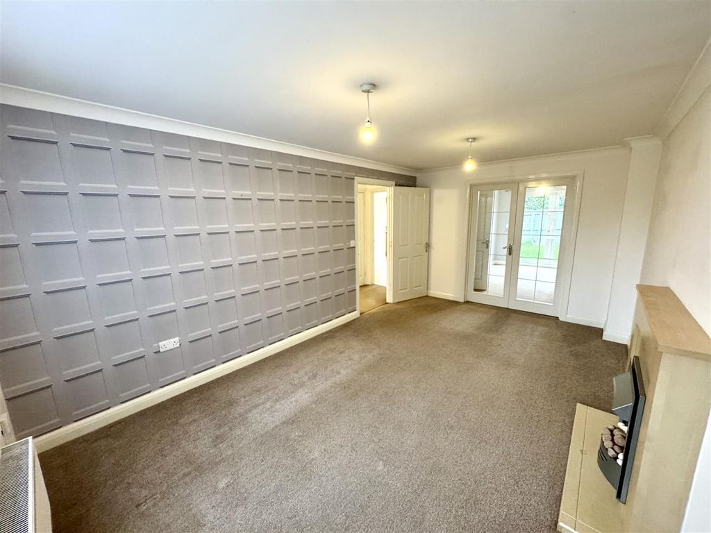 Property photo 3 of 26 Lounge