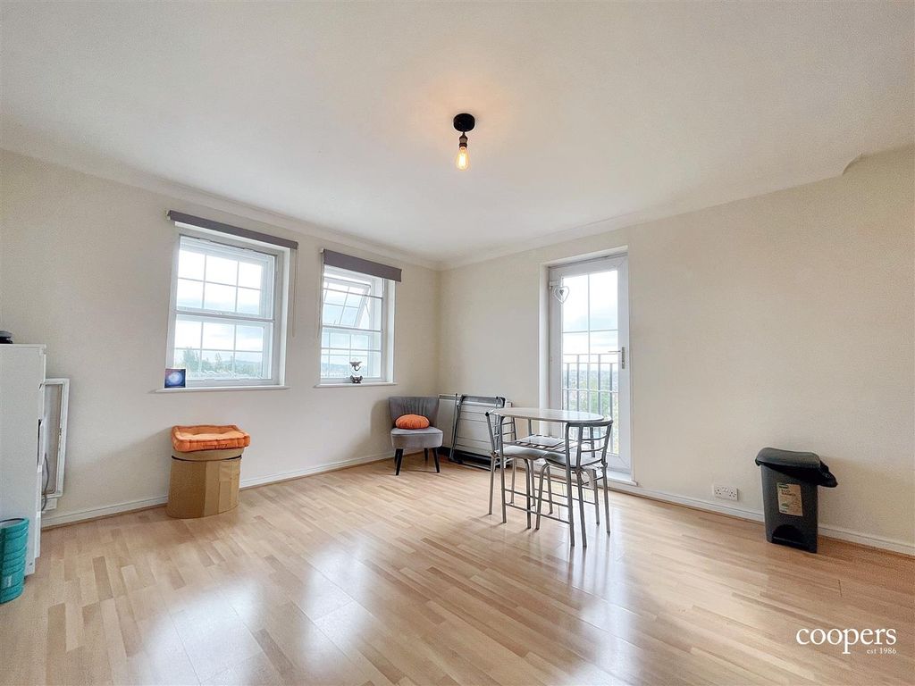 Property photo 3 of 8 Lounge