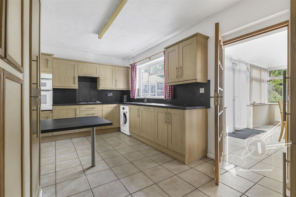 Property photo 3 of 28 Kitchen