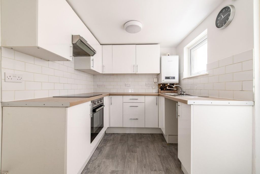 Property photo 3 of 18 3Stanhoperoad-09.Jpg
