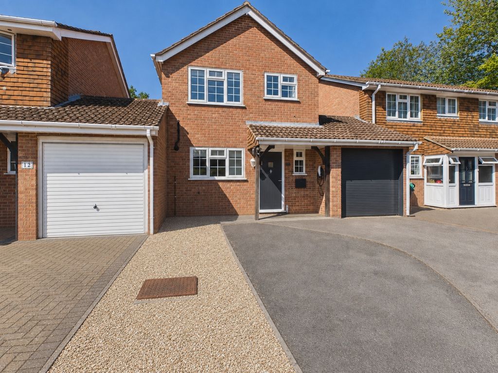 Property photo 1 of 21 Ewemove Estate Agents Basingstoke - 13 Forest Driv