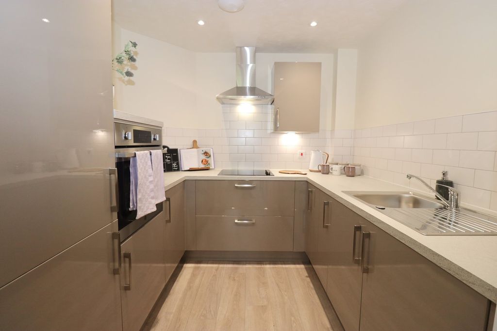 Additional image 7 of 1 bed property for saleVictoria Road, Farnborough GU14