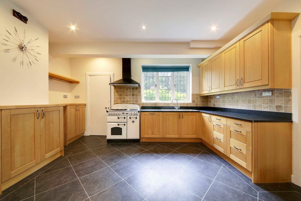 Additional image 7 of 6 bed detached house for salePenn Road, Beaconsfield HP9