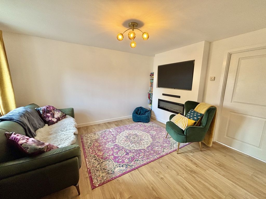 Property photo 2 of 18 Lounge