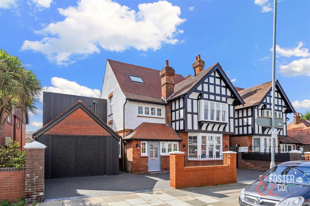 Property photo 1 of 34 Cromwell Road, 72_052.Jpg