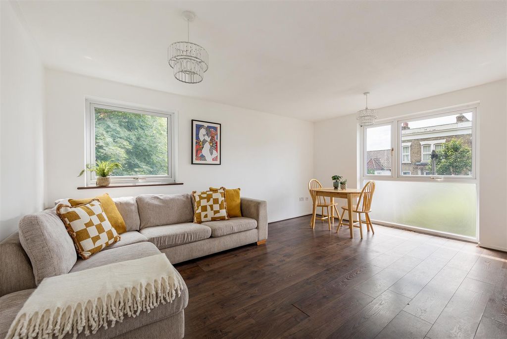 Property photo 1 of 14 Carnarvon Road E15