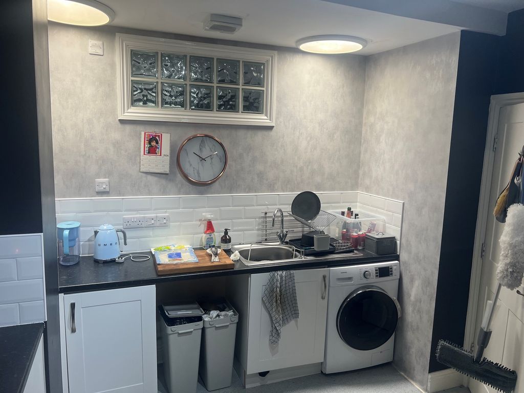 Property photo 3 of 7 Kitchen