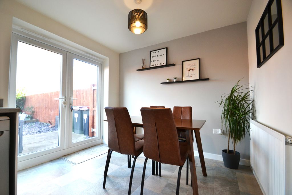 Property photo 3 of 15 Dining Area