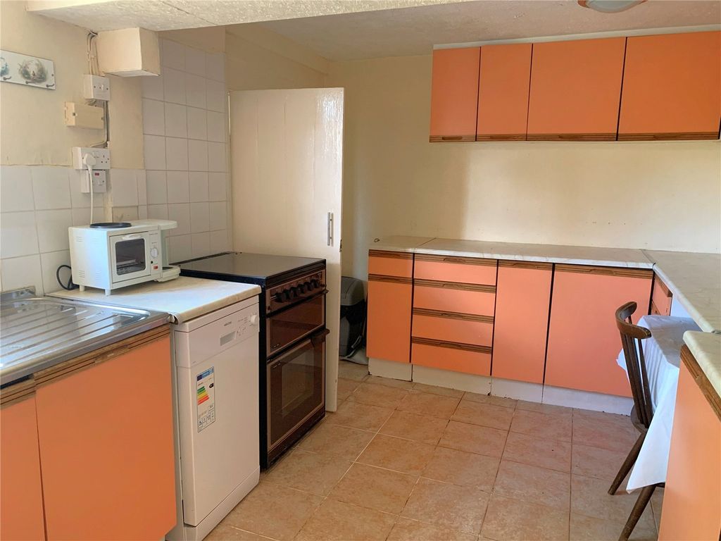 Property photo 3 of 17 Kitchen