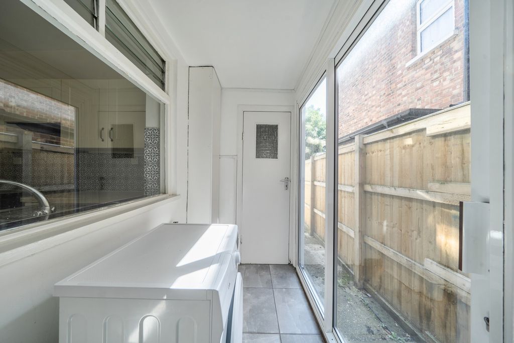 Property photo 3 of 21 1463757-10-6A16Bf...