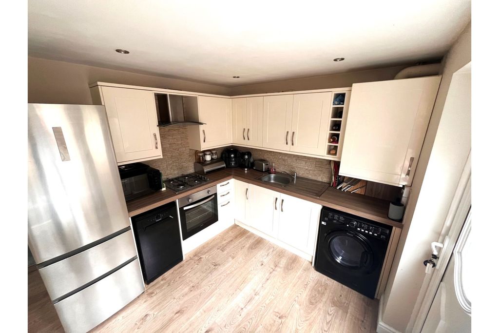 Property photo 3 of 11 Kitchen