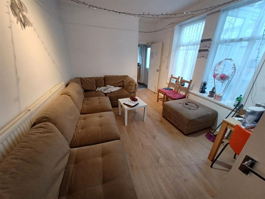 Property photo 2 of 20 Lounge