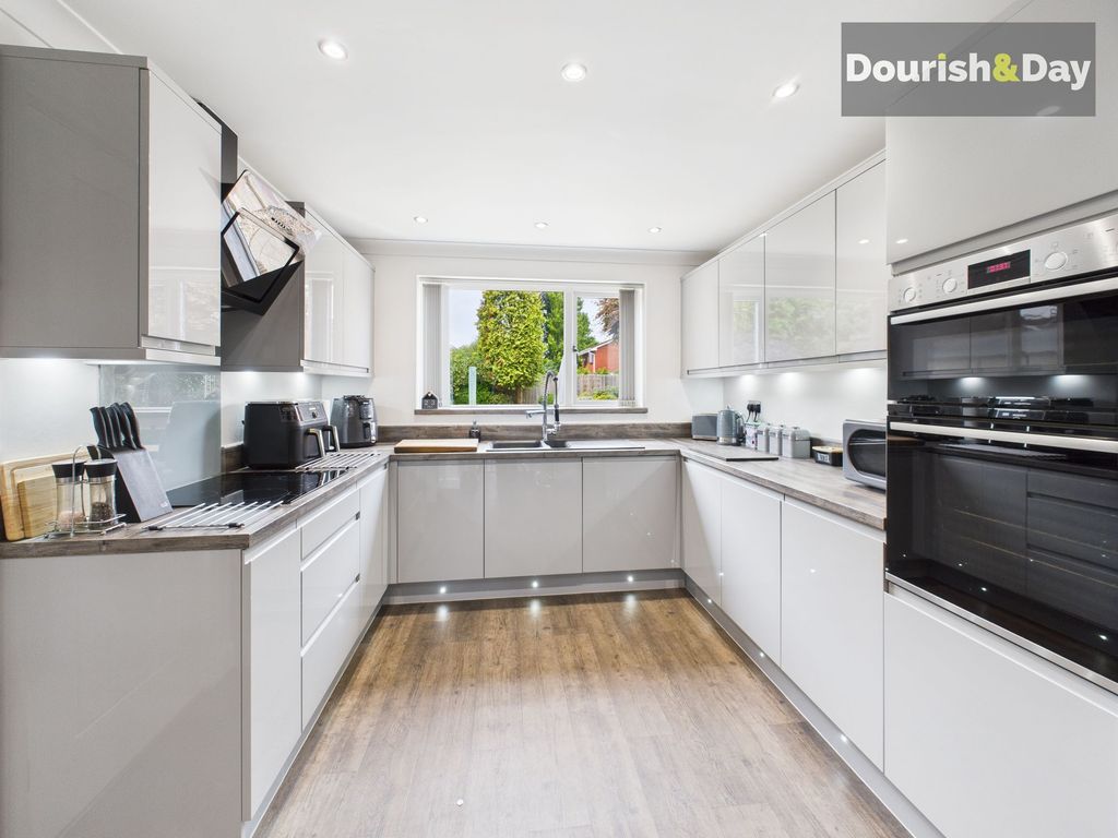 Property photo 3 of 25 Fitted Kitchen