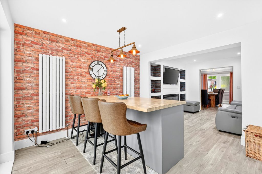 Property photo 3 of 32