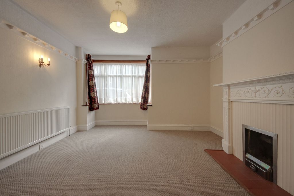 Property photo 1 of 11 Living Room