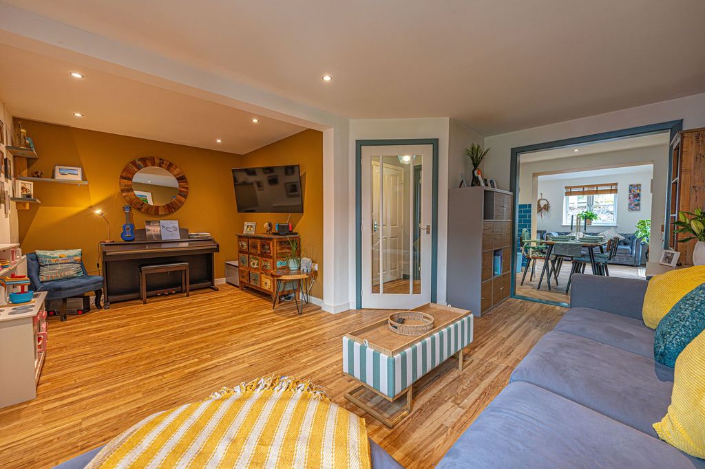 Property photo 1 of 32