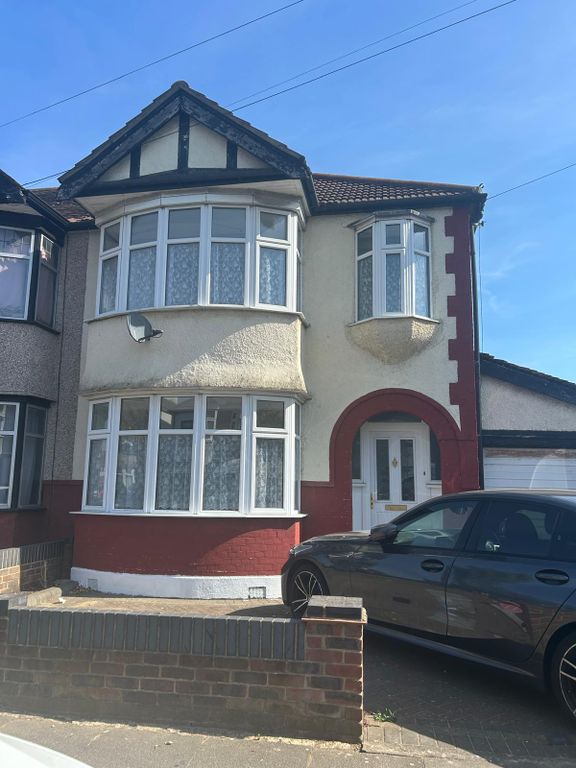 Property photo 1 of 10 3 Bed End Terrace To Rent Sydney Road, Ilford Ig6
