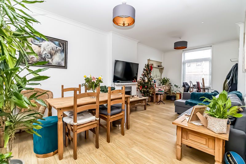 Property photo 2 of 19 .