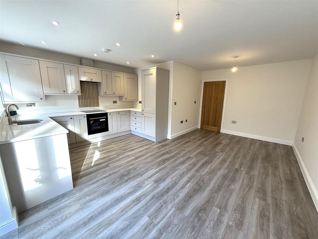 Property photo 3 of 11 98 Mr 2.Jpeg