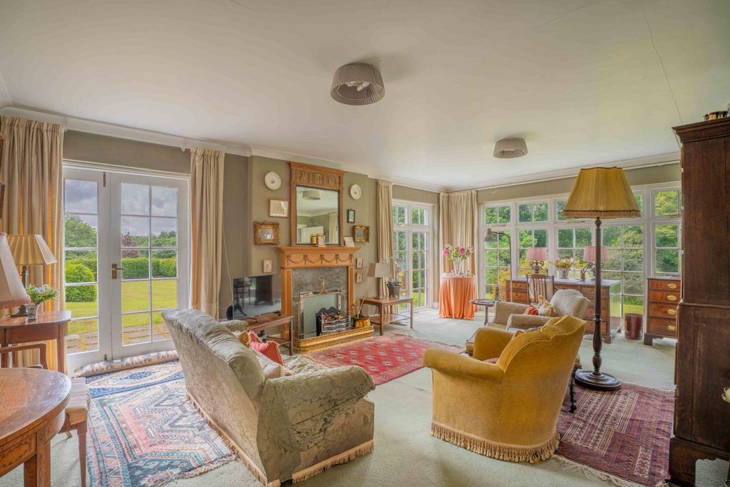 Property photo 3 of 11 Sitting Room