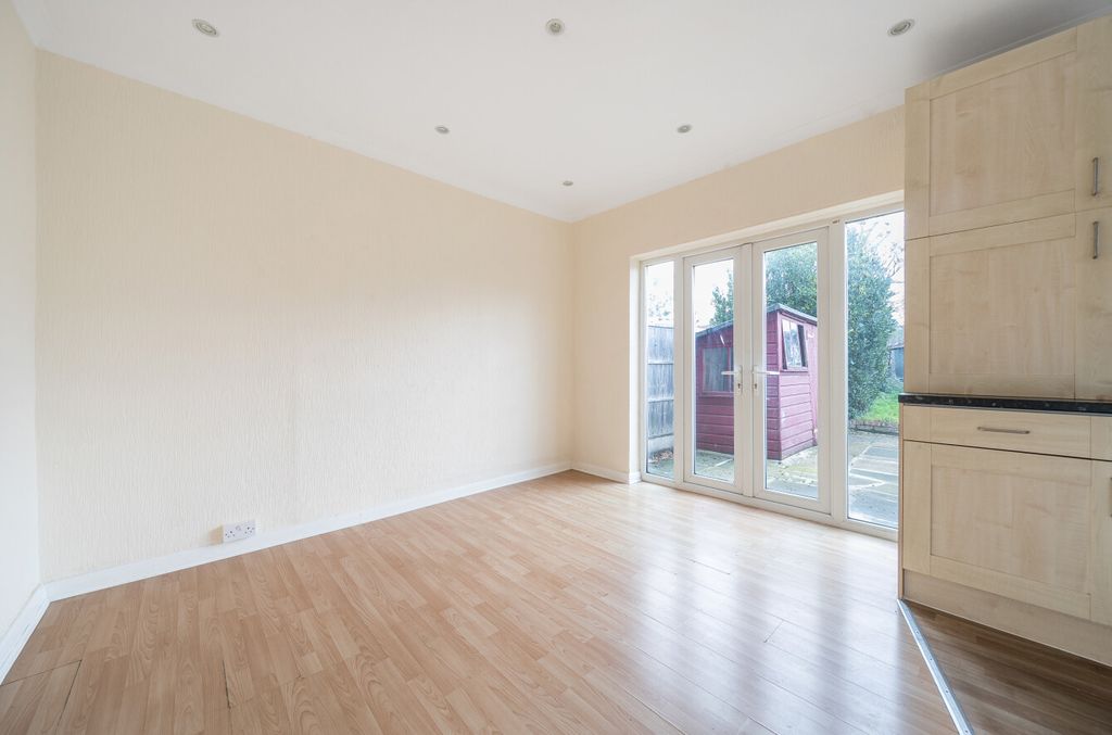 Property photo 3 of 13 1389313-16-693Ff9...