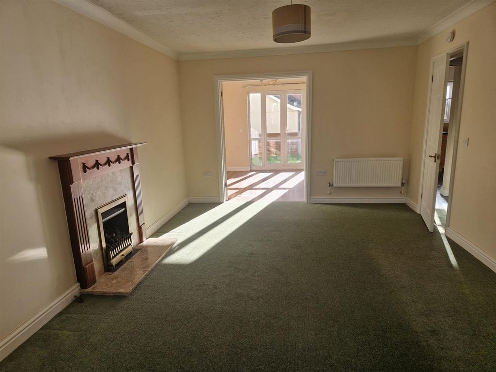 Property photo 3 of 18 Living Room