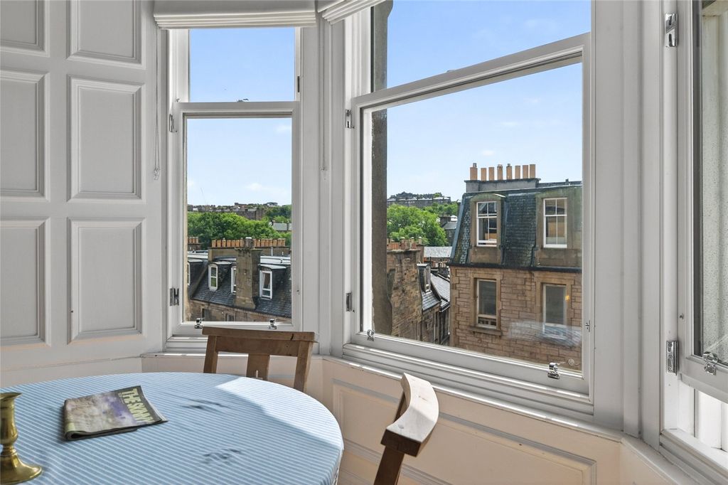 Property photo 2 of 18 Raeburn Place