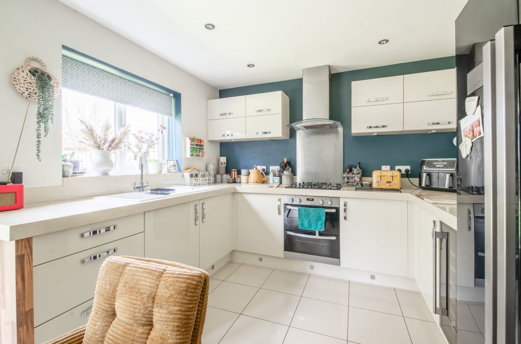 Property photo 3 of 25 Dining Kitchen