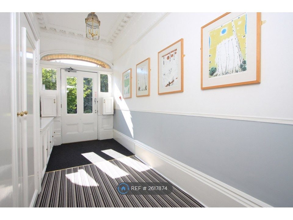 Property photo 2 of 11 Communal Entrance