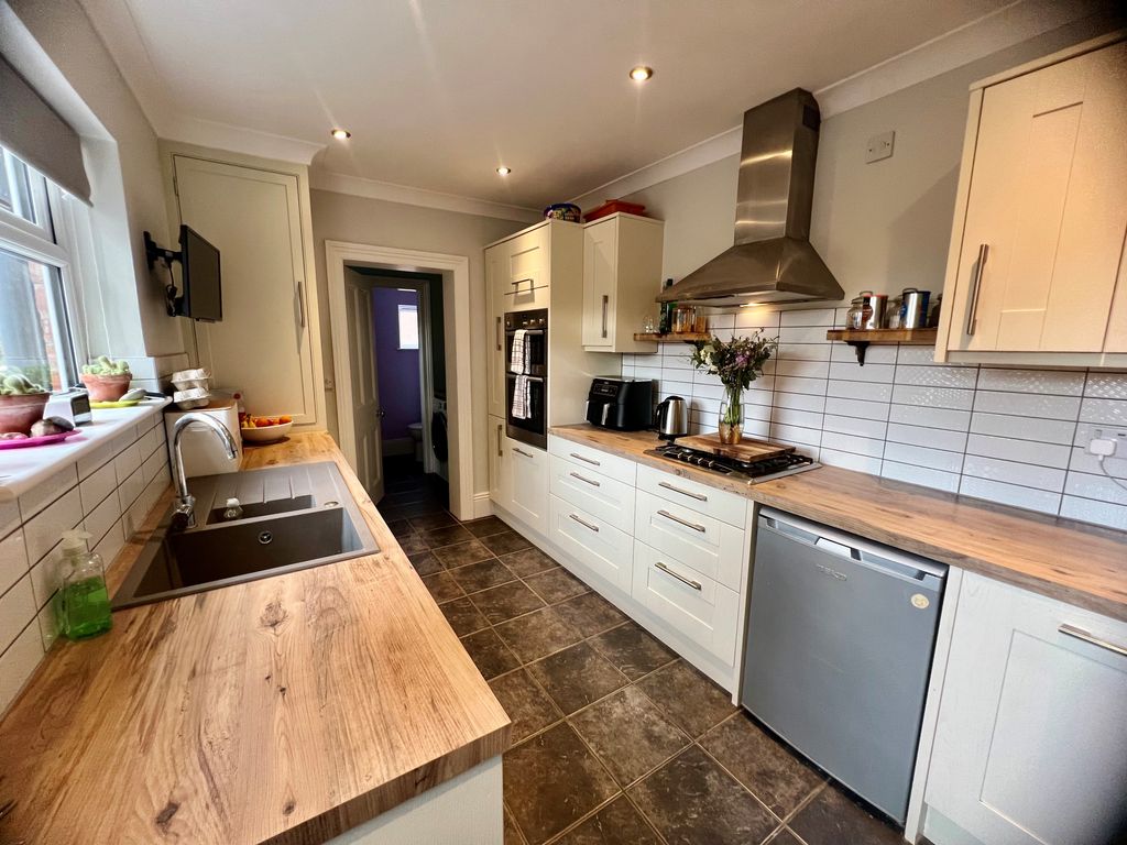 Property photo 3 of 8 Kitchen