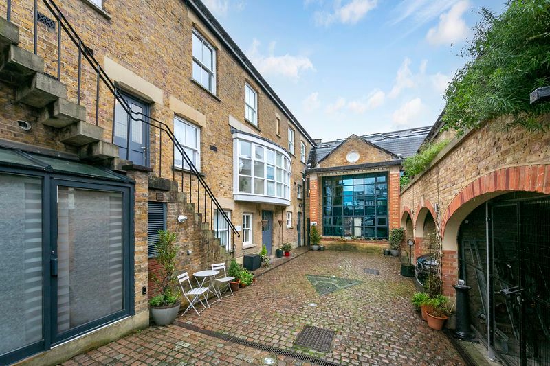 Property photo 1 of 14 Kingsley Court, Church Street, Hampton