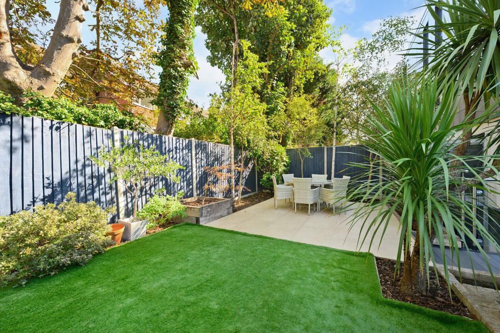Property photo 3 of 18 Garden