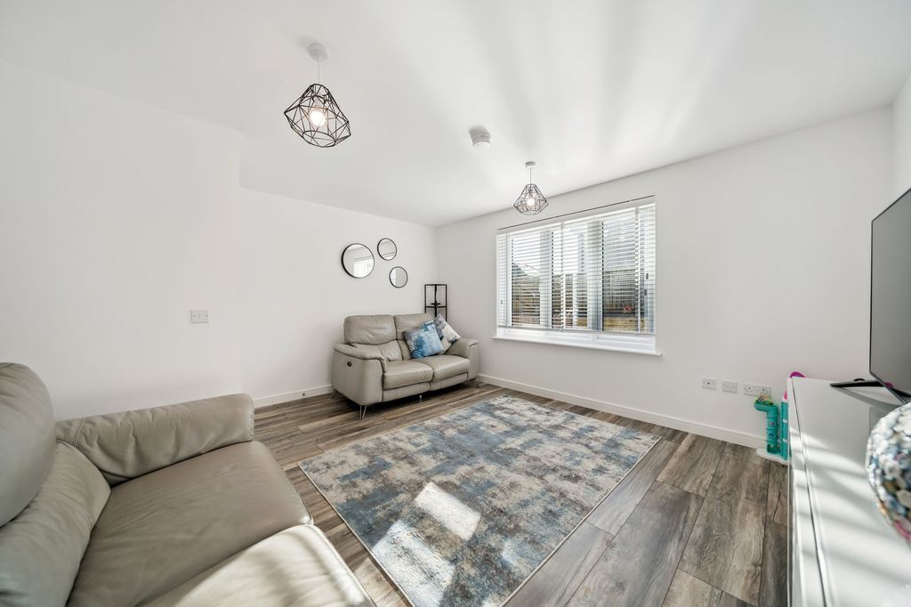 Property photo 2 of 32