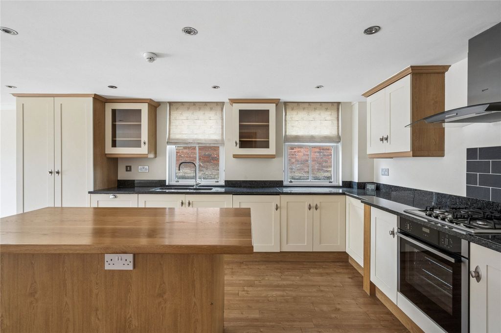 Property photo 3 of 11 Kitchen