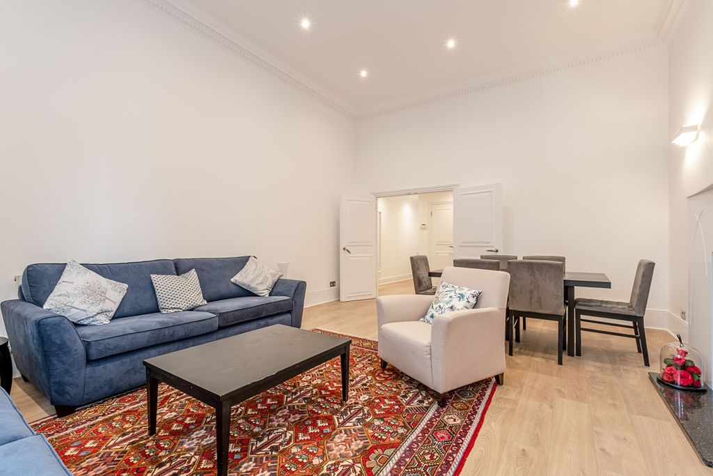 Property photo 3 of 18 Living Room