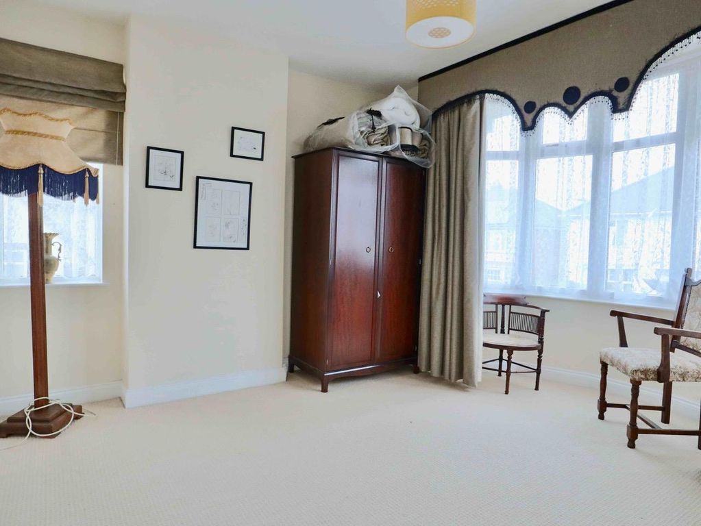 Property photo 3 of 18 Bed1.Jpg