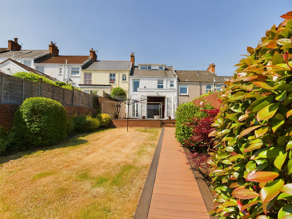 Property photo 2 of 31