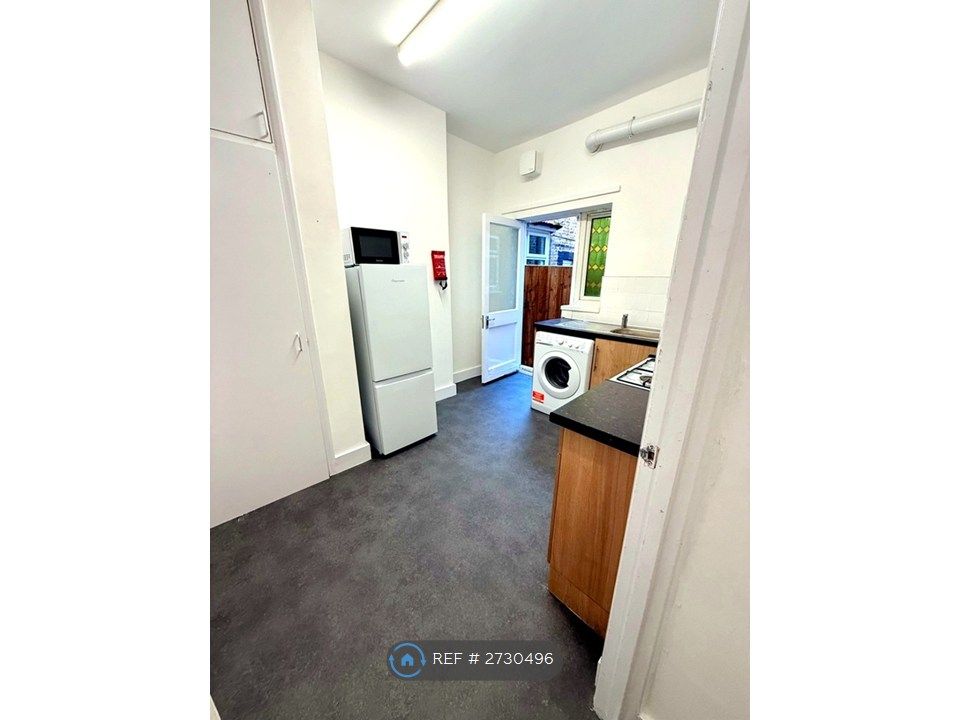 Property photo 2 of 9 Large Kitchen And Exit To Garden