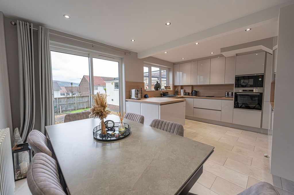 Property photo 3 of 28