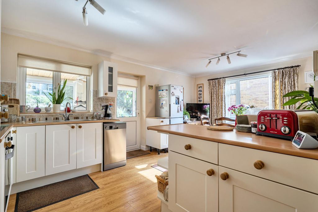 Property photo 3 of 19 Kitchen