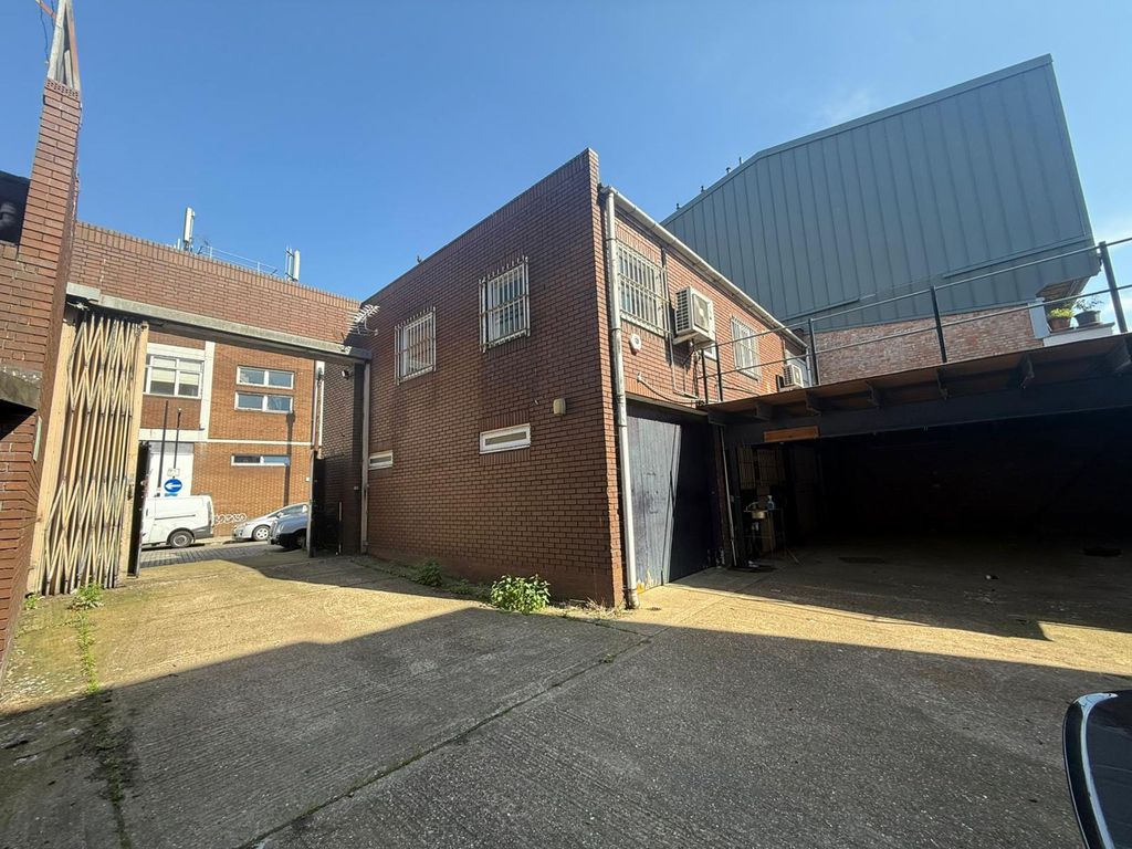 Property photo 2 of 25