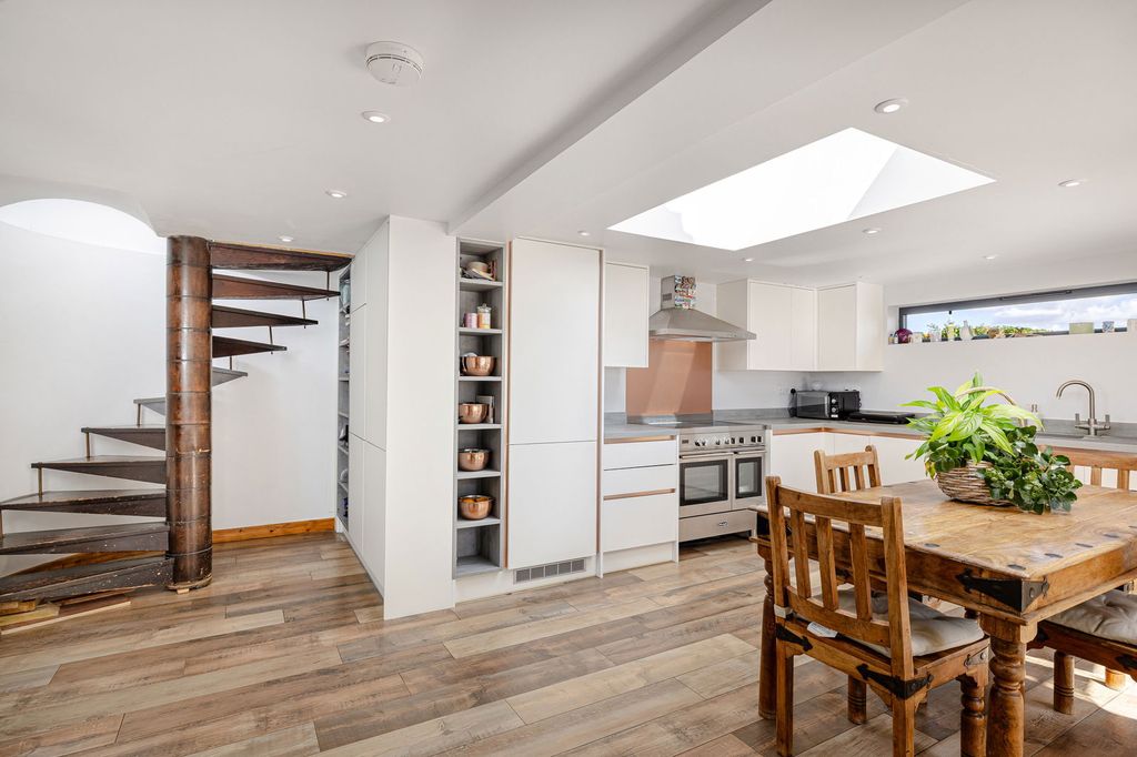 Property photo 2 of 23