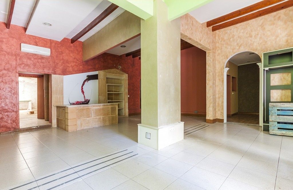 Property photo 1 of 6 Inside