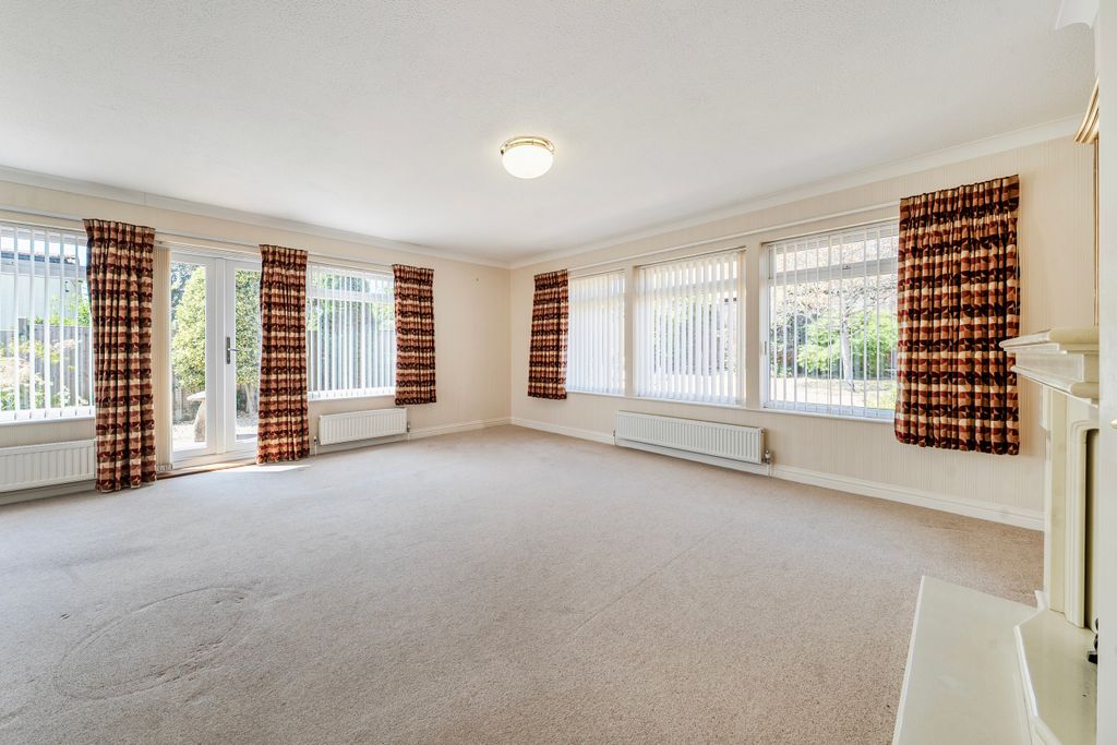 Property photo 3 of 27 Living / Dining Room