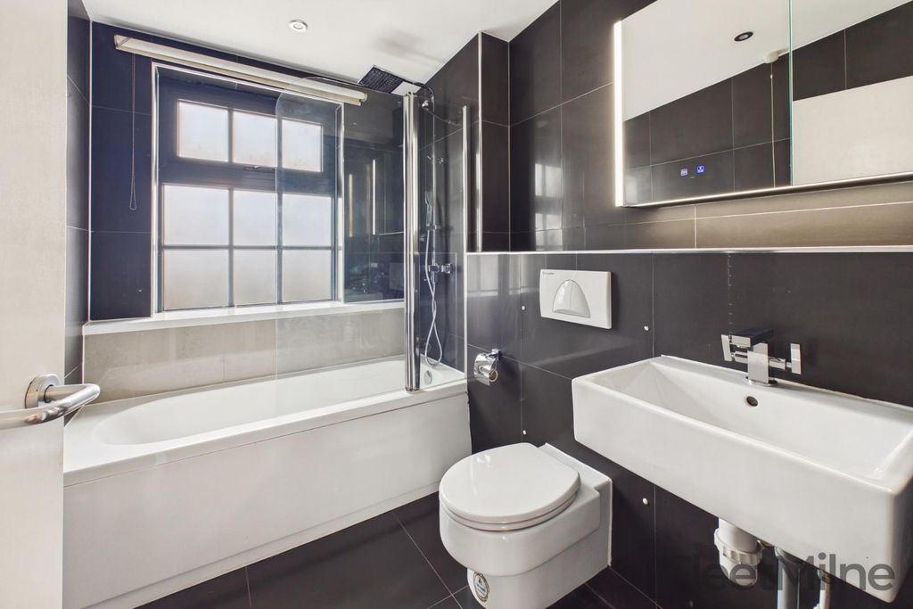 Property photo 3 of 17 Bathroom