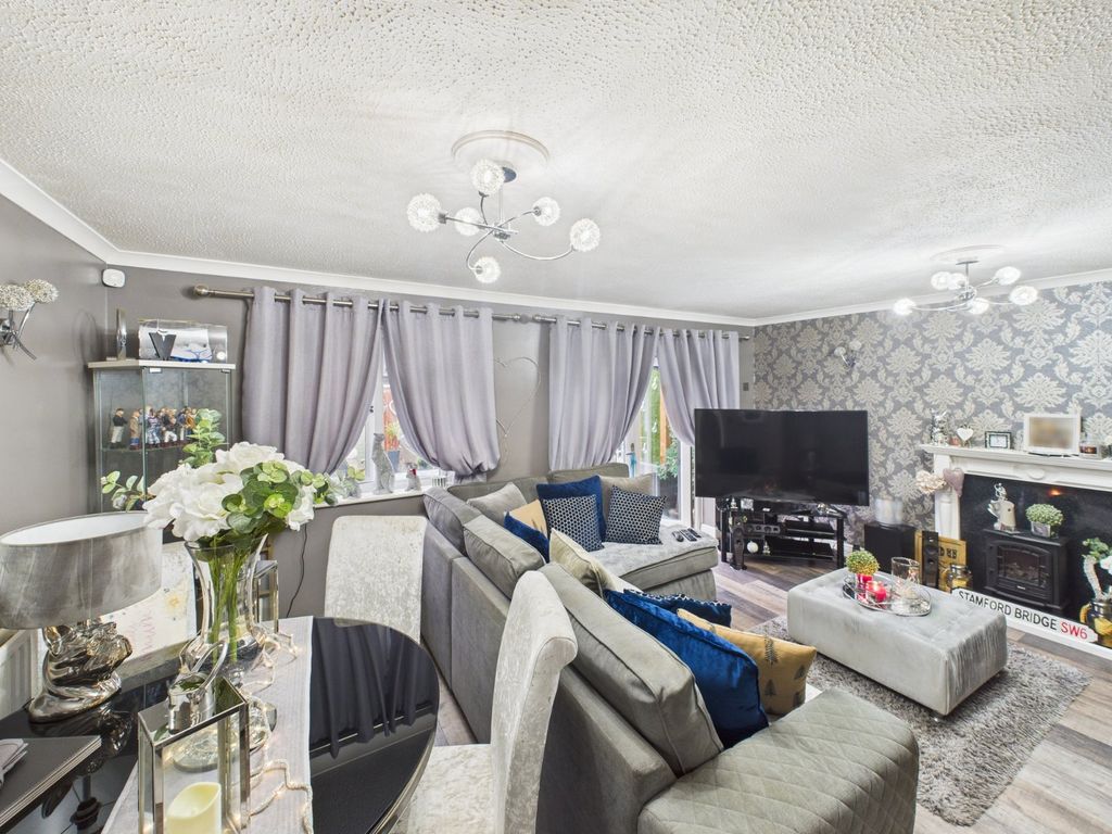 Property photo 1 of 11 Living Room