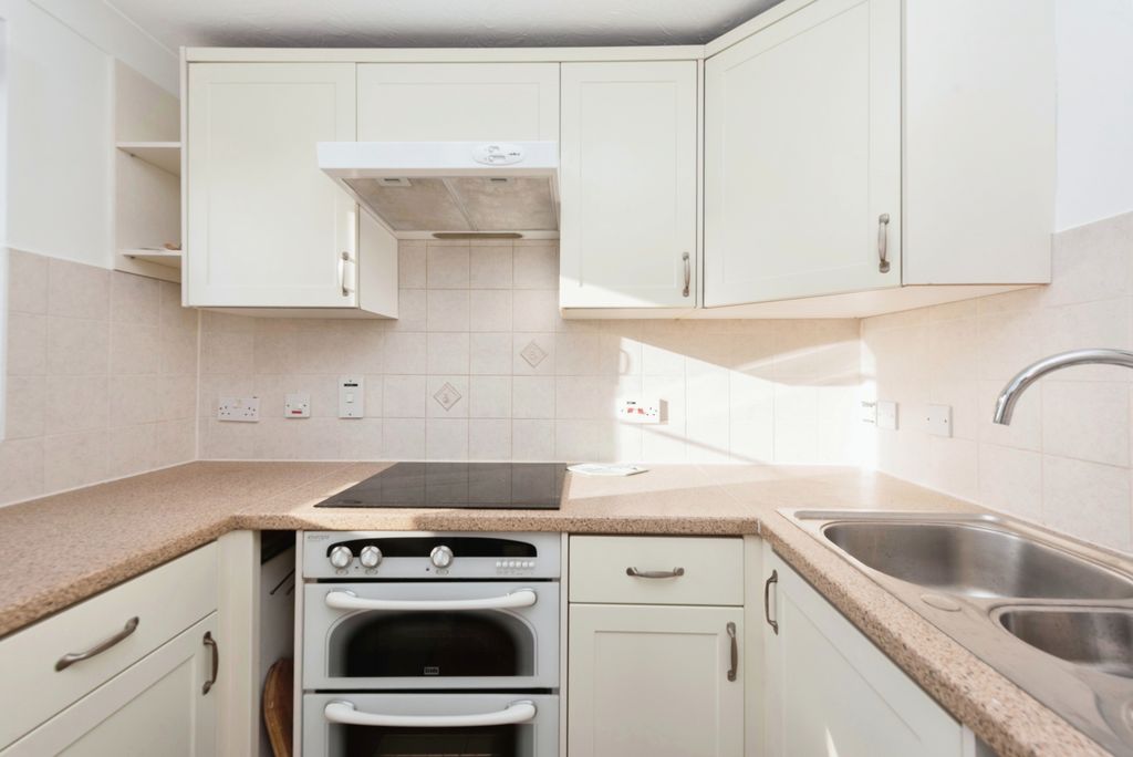Property photo 2 of 8 Kitchen
